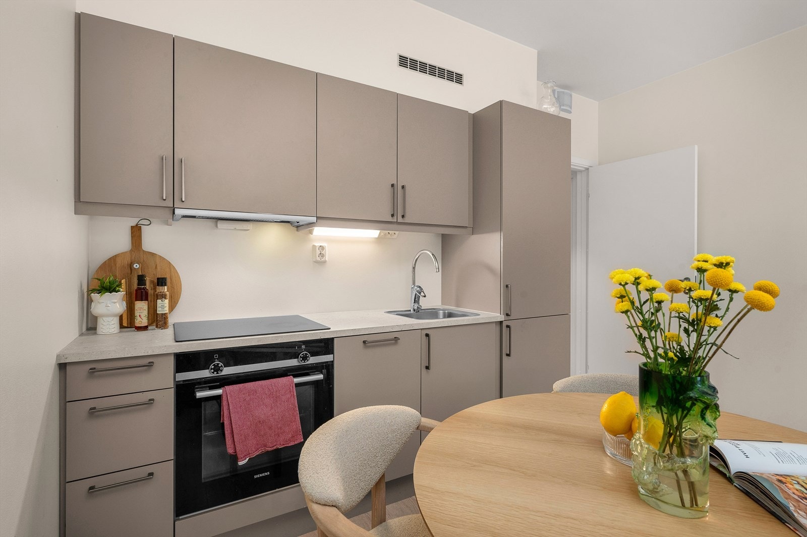 Kjøkkenet er vurdert TG0 av takstmann og er levert av HTH, med integrerte hvitevarer fra Siemens Galleribilde