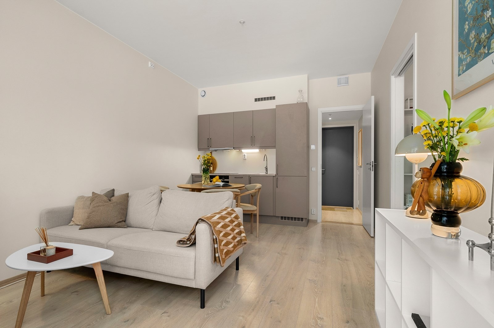 Du får en åpen planløsning som binder kjøkken og stue sammen til en funksjonell helhet Galleribilde