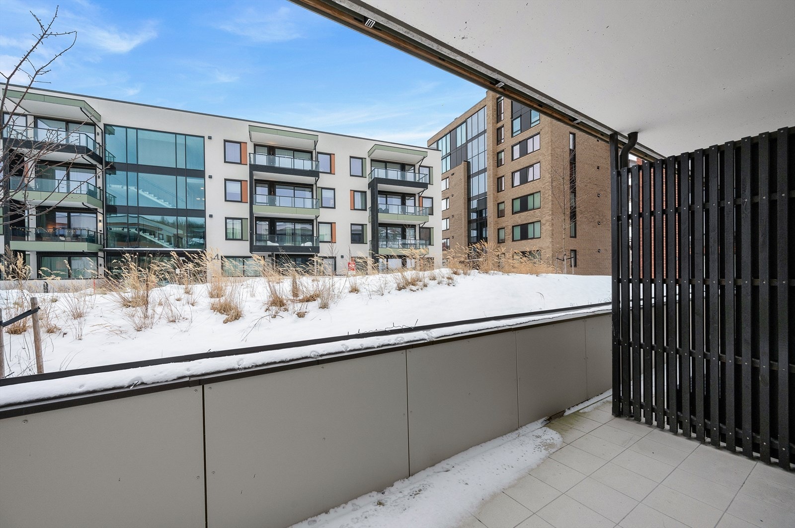 Fra stuen har du utgang til romslig terrasse på hele 13m² Galleribilde