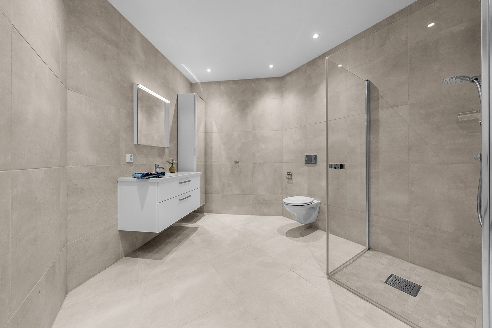 Stort og moderne bad i 1. etasje med god plass til stellebord mm. Galleribilde