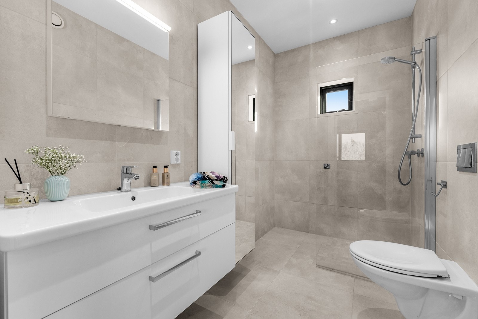 Hverdagsluksus med eget bad i tilknytning til hovedsoverommet. Galleribilde