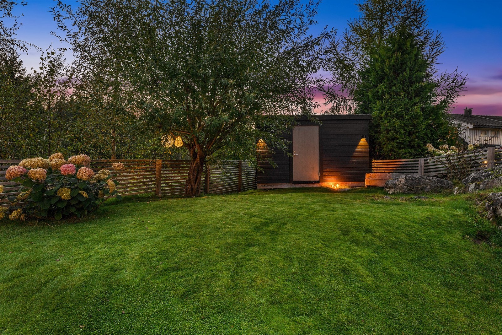 Lagring i sportsbod i tilknytning til garasjen, samt hagebod. Galleribilde