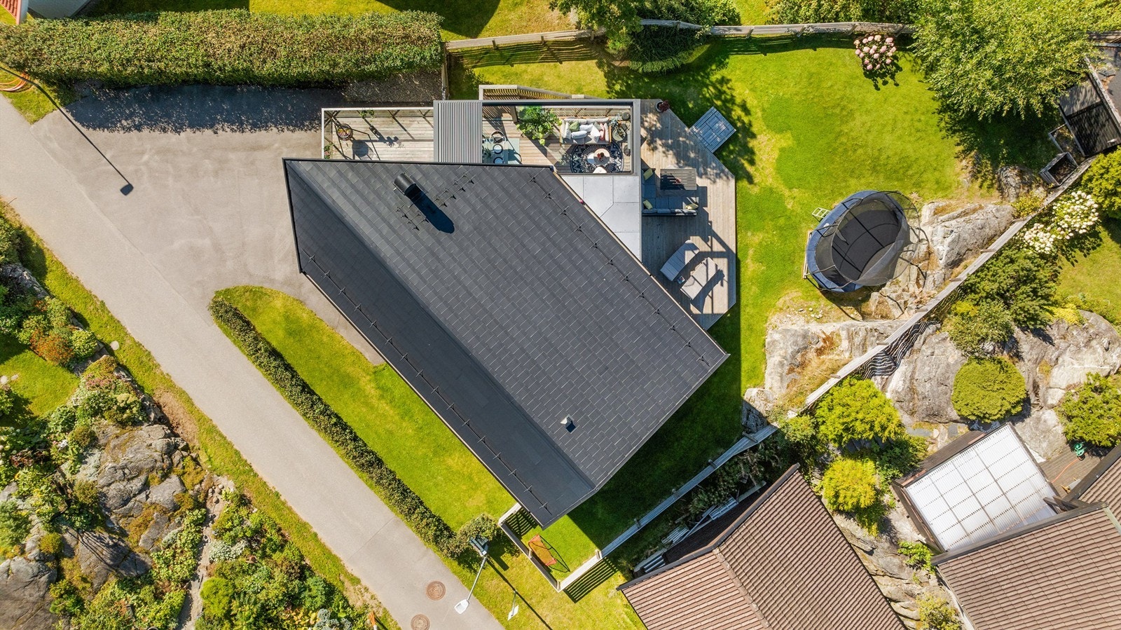 Solrik hage og flere utesoner som gjør at man kan følge solen. Galleribilde