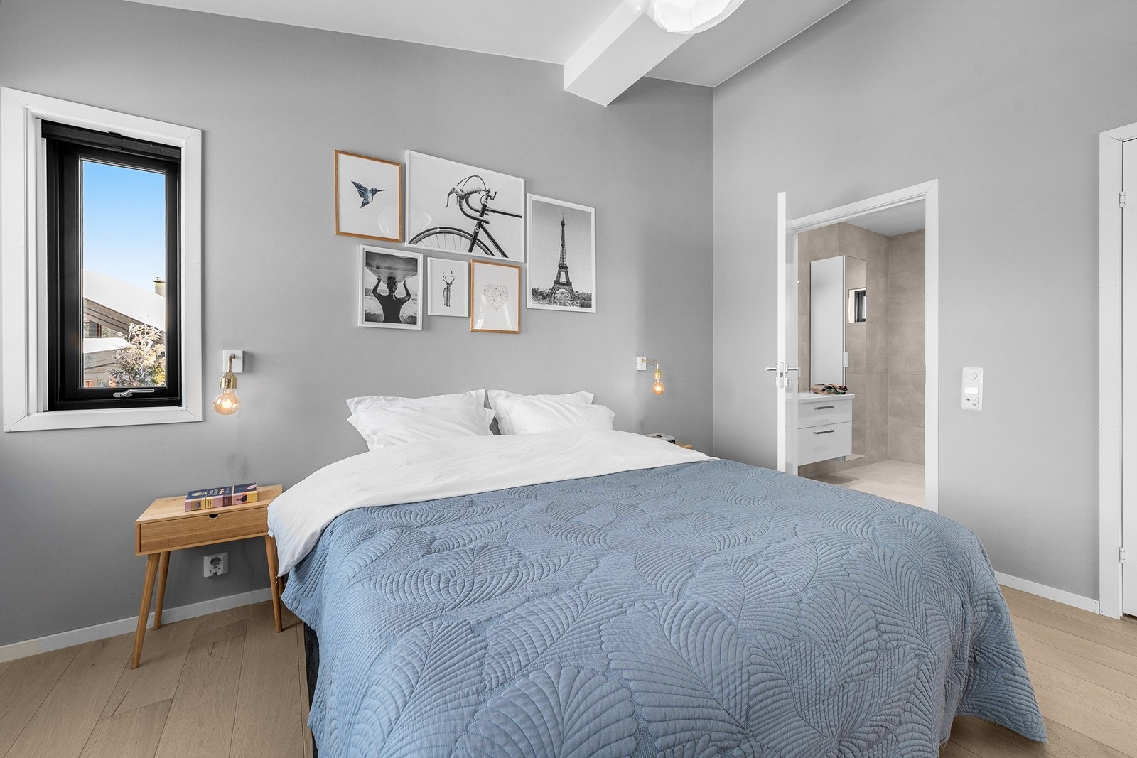 En-suite-bad og walk-in/bod til høyre for badet. Galleribilde