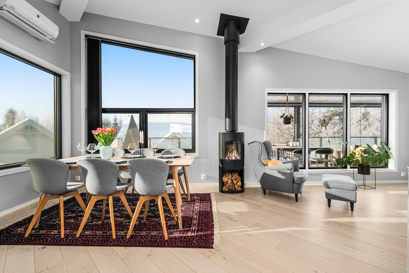 Spesialtilpassede lameller og screens, videre er det screens på de fleste vinduene. Galleribilde