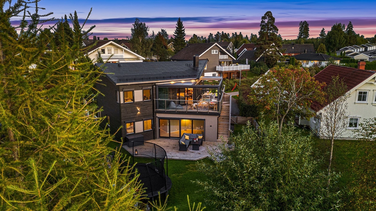 Uteområdet byr på flere soner med pergola, terrasse og platting. Galleribilde