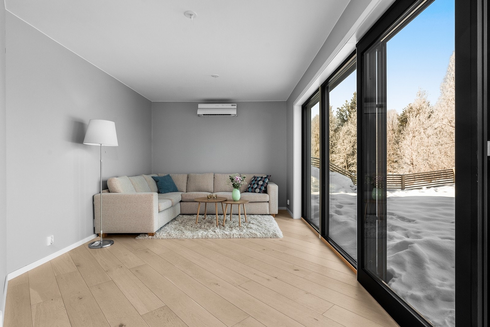 Tv-stuen i 1. etasje, perfekt ungdomsavdeling. Her er det screens og varmepumpe. Galleribilde