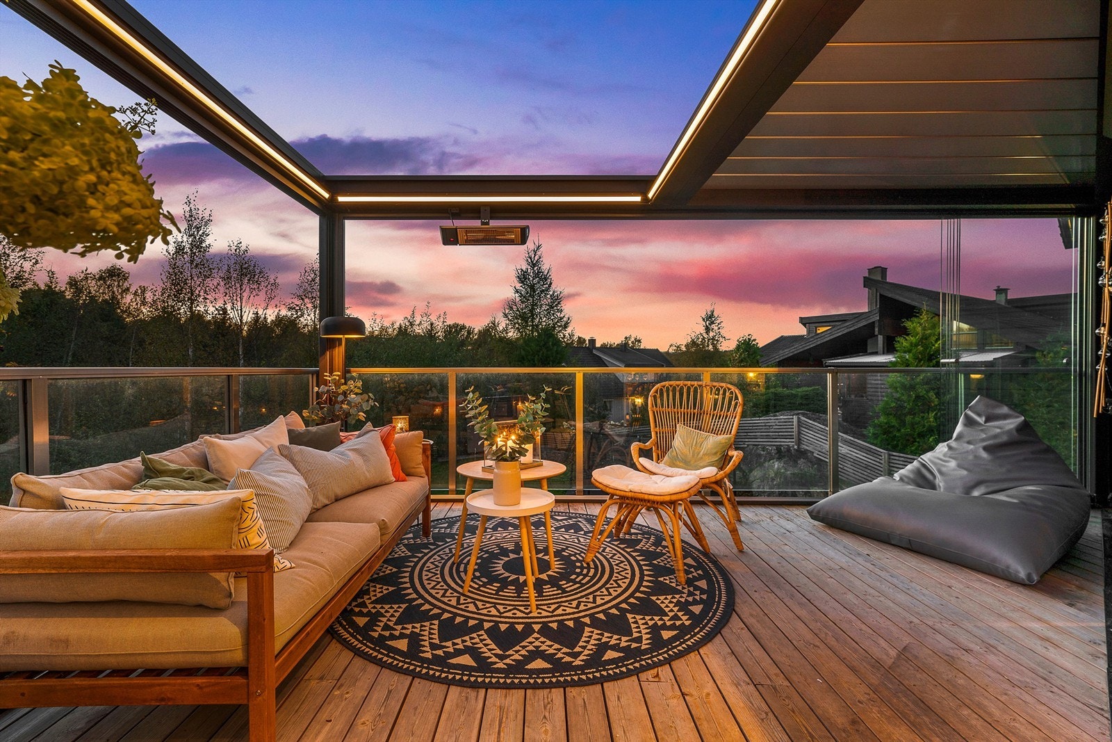 Elektrisk tak, belysning, skyvbare dører og varmelamper. Galleribilde