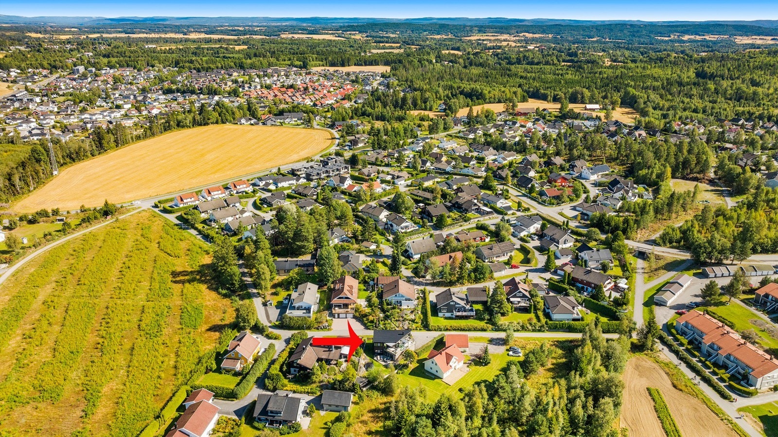 Tilbaketrukket og barnevennlig beliggenhet i akkurat passe avstand fra sentrum. Gangavstand til barnehager og barneskole. Galleribilde