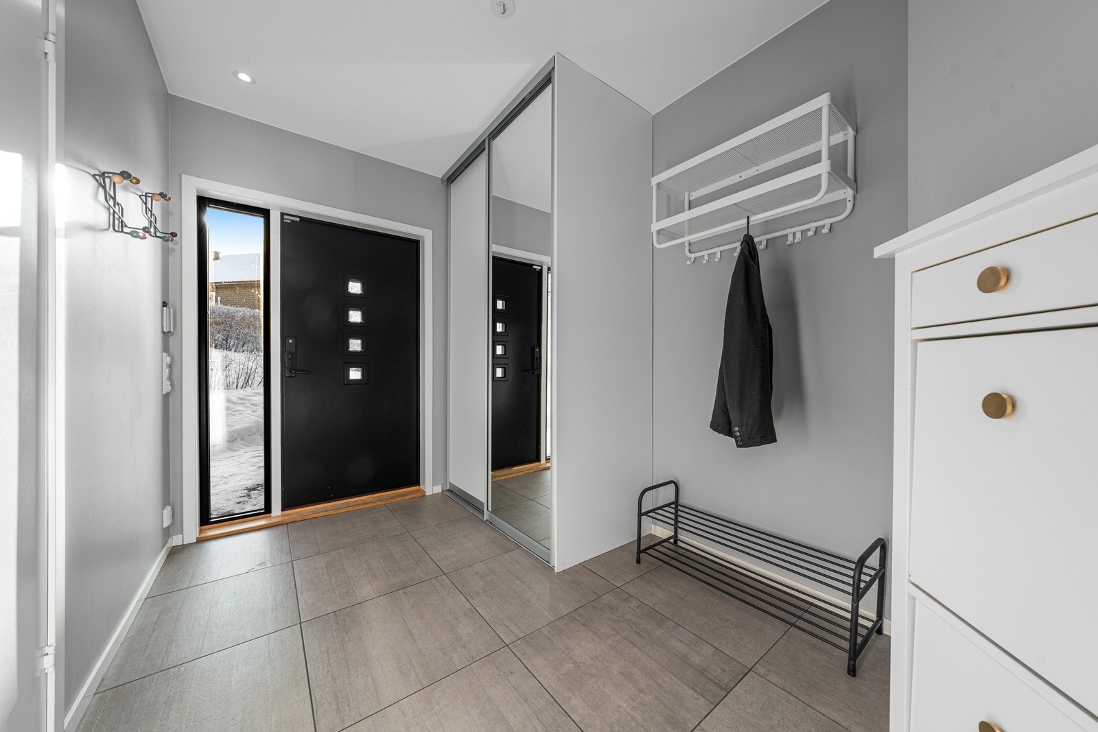 Entré med varmekabler og skyvedørsgarderobe med speil. Spotter i tak. Galleribilde