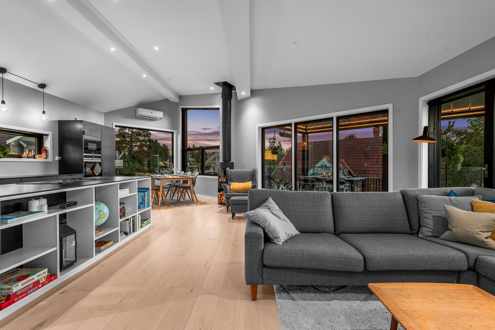 Åpen løsning med store vindusflater og meget god takhøyde helt opp til 372 cm. Galleribilde