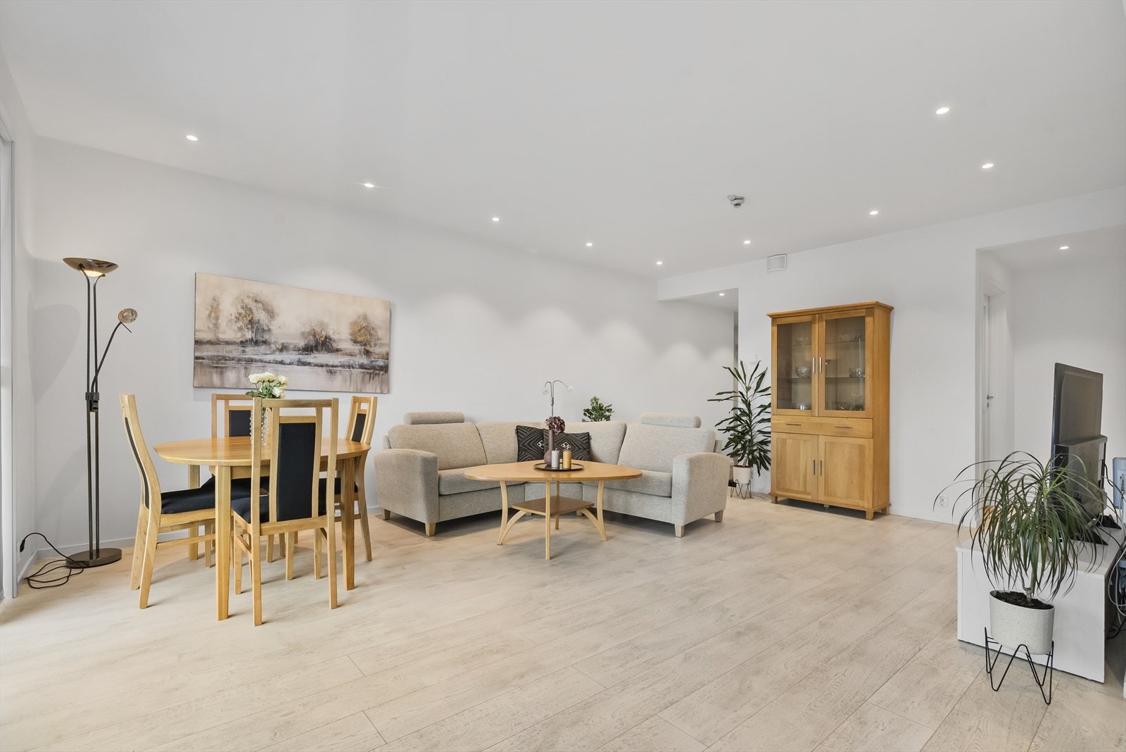 Stova er lys og romsleg med plass til fleire sitjegrupper Galleribilde