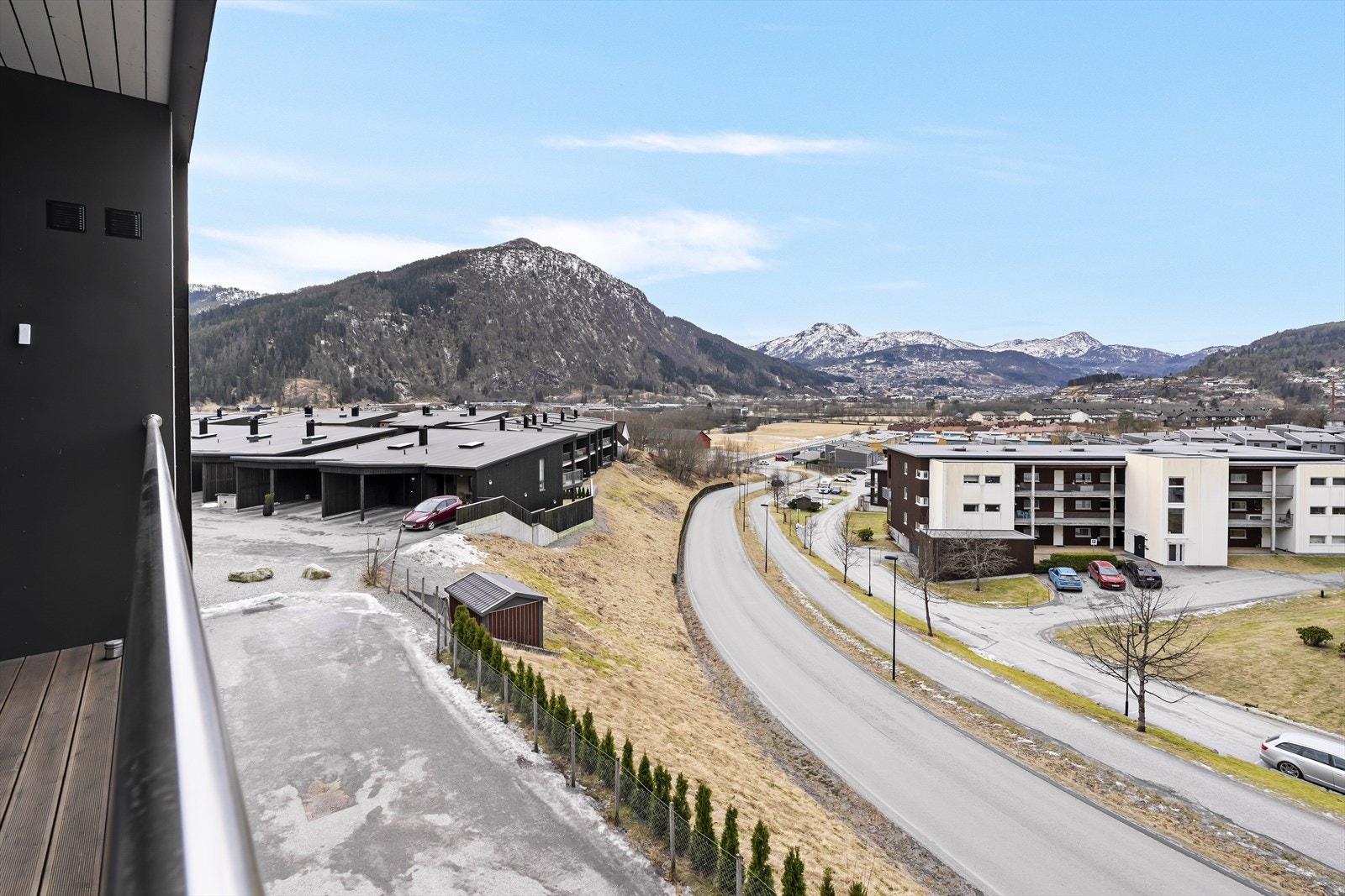 Balkongen vender mot vest med flott utsikt og gode soltilhøve Galleribilde