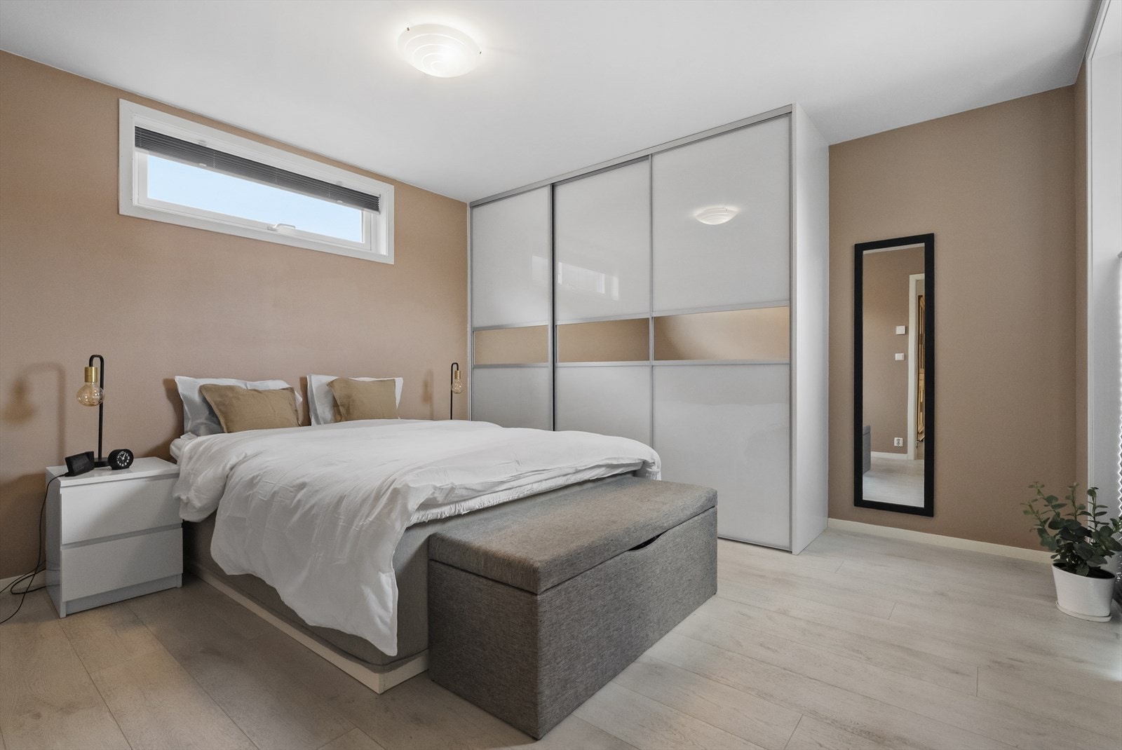 Romsleg hovudsoverom med god plass til dobbeltseng er innreia med skyvedørsgarderobe Galleribilde