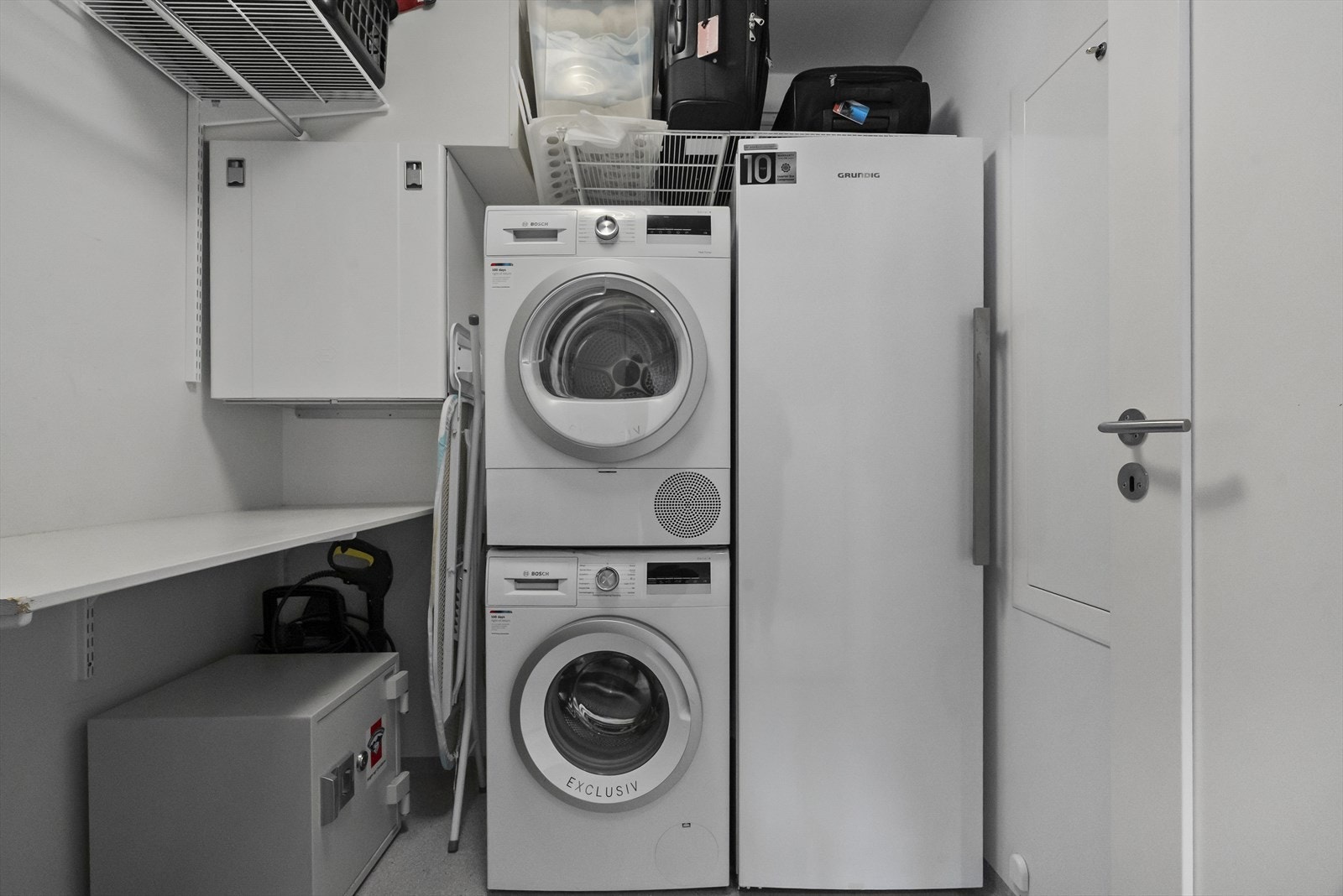 Teknisk rom/vaskerom med benkeplate, Elfa hyller og opplegg for vaskemaskin Galleribilde