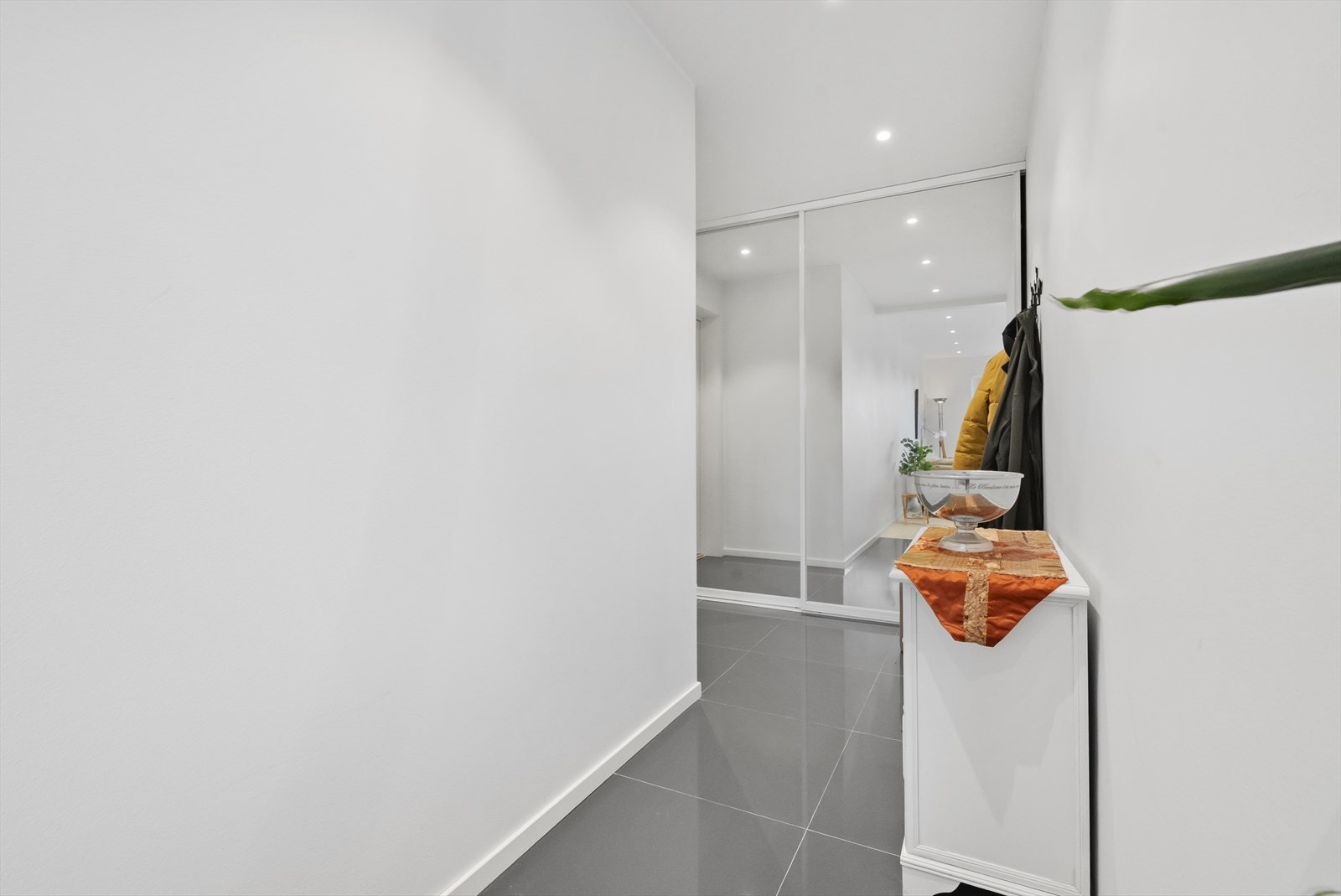 Praktisk skyvedørsgarderobe med spegeldører byr på god plass til klede- og sko Galleribilde