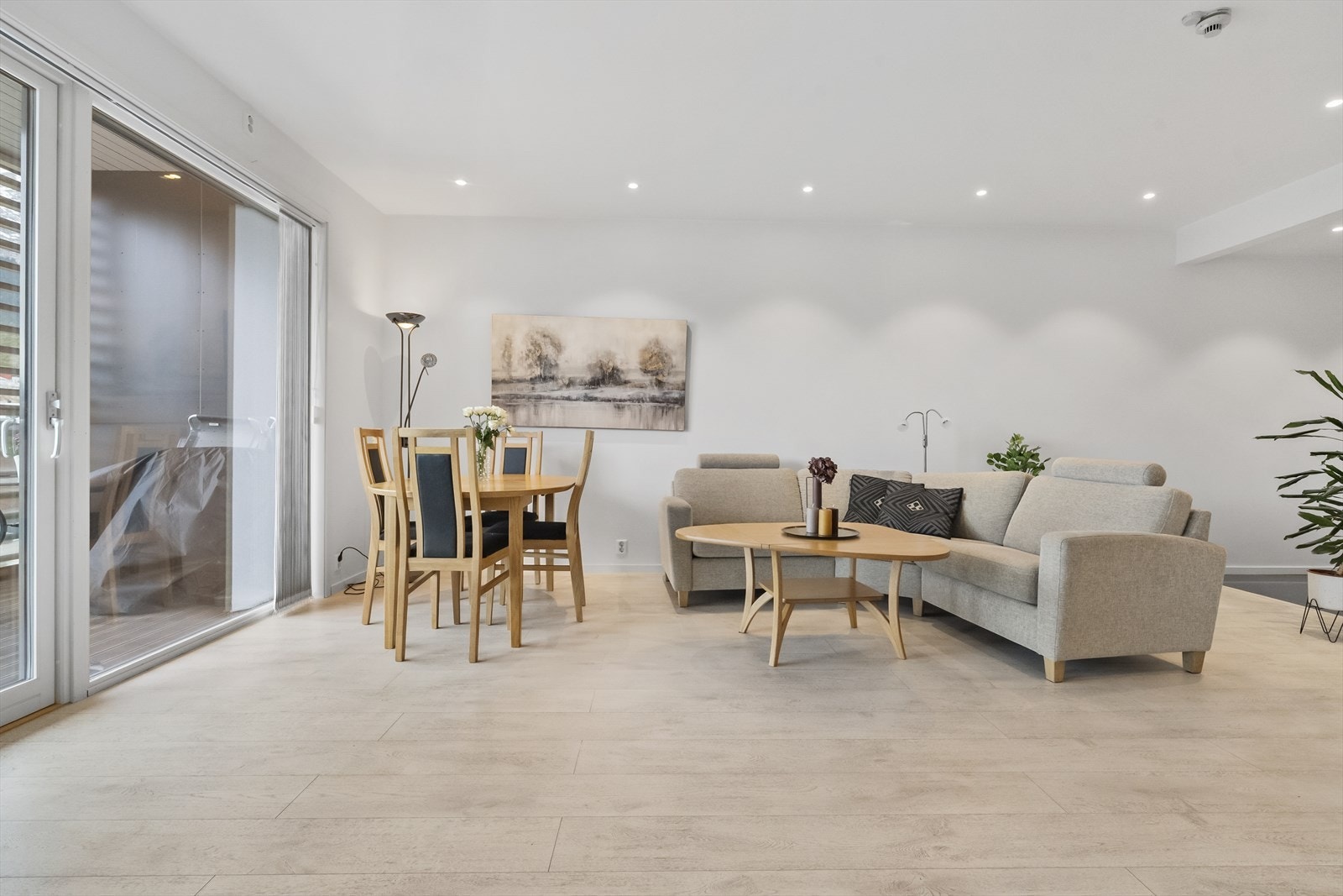 Opphaldsrommet er godt opplyst av sonestyrte LED spottar Galleribilde