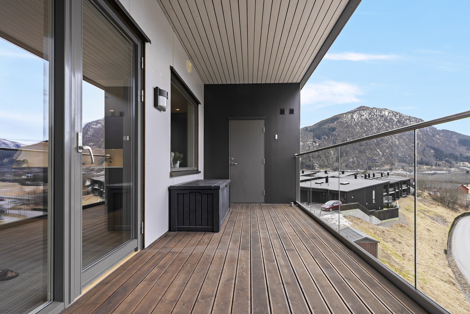 Terrassedør leiar ut til 15 kvm overbygd balkong Galleribilde