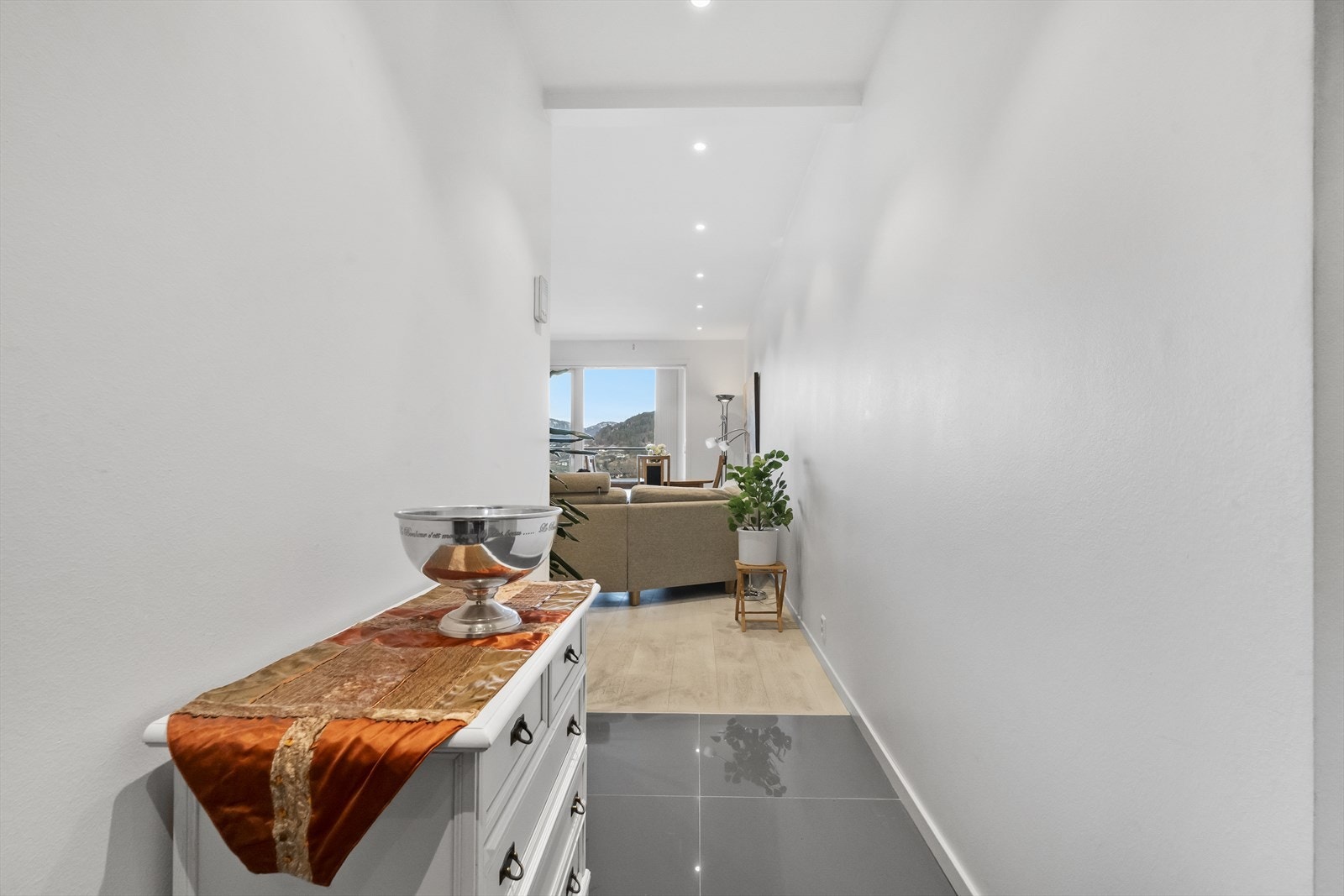 Vassboren golvvarme strekker seg rundt i heile leilegheita, noko som gjev behagelig temperaturar og rimelige straumkostnadar Galleribilde