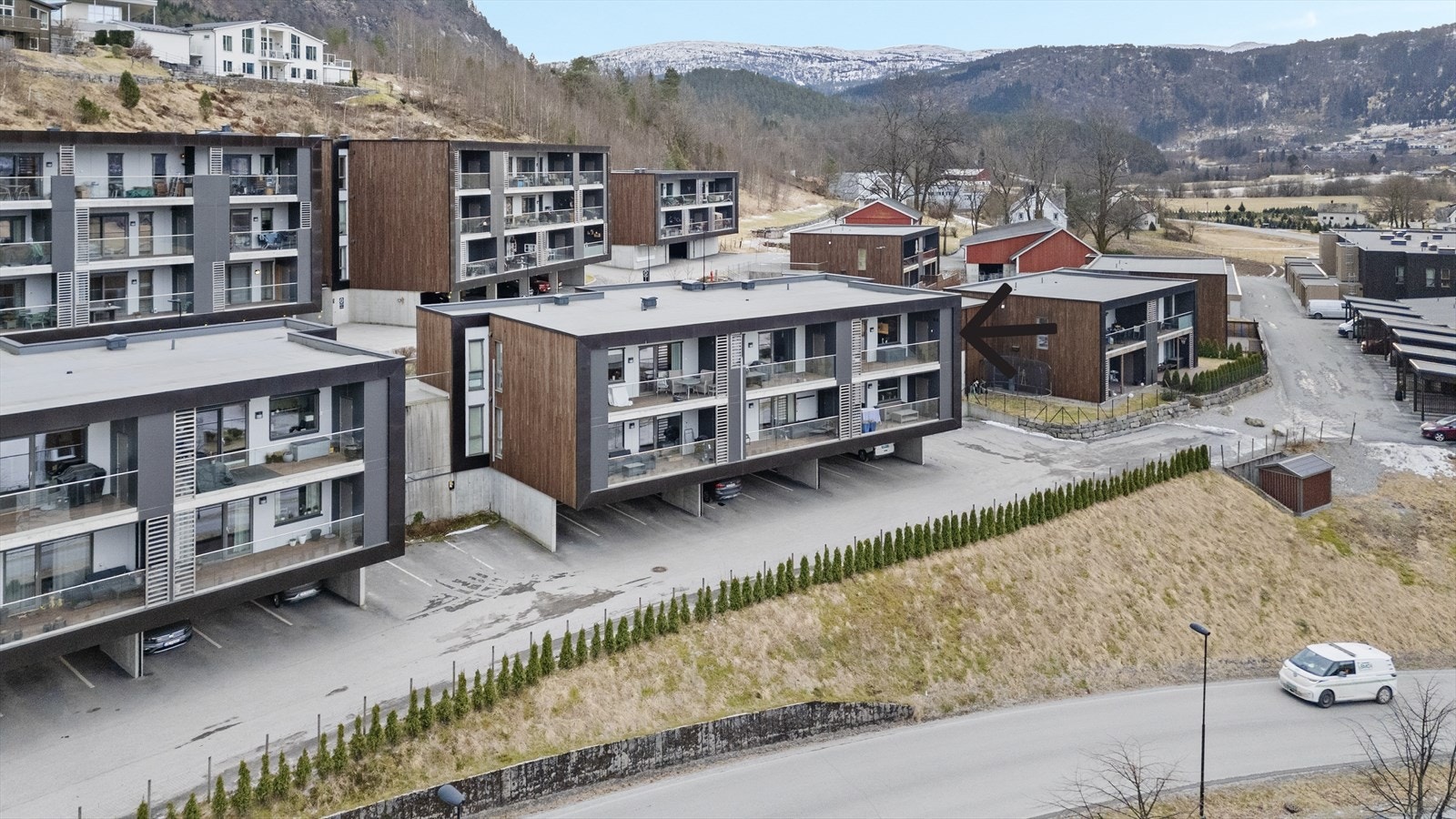 Leilegheita ligg vestvendt med flott utsikt og gode soltilhøve Galleribilde