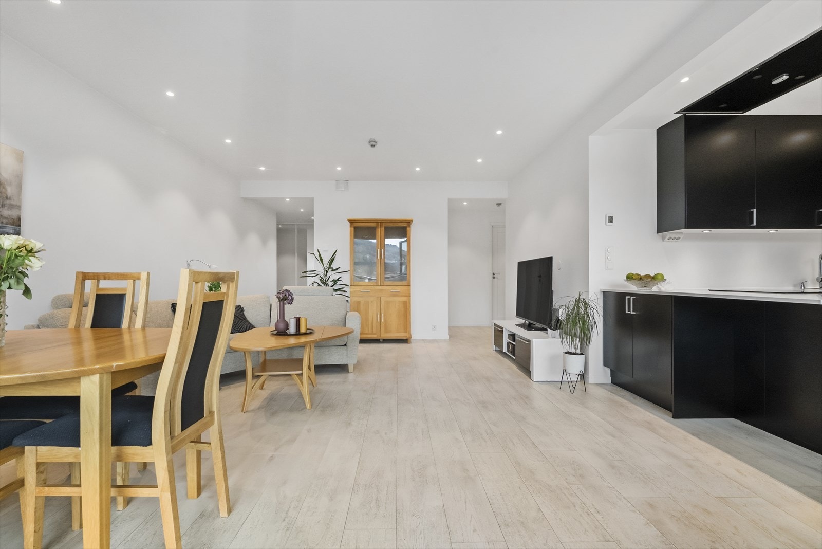 Det er laminat på golvflatene og slette veggflater med listefri overgang til slett himling Galleribilde