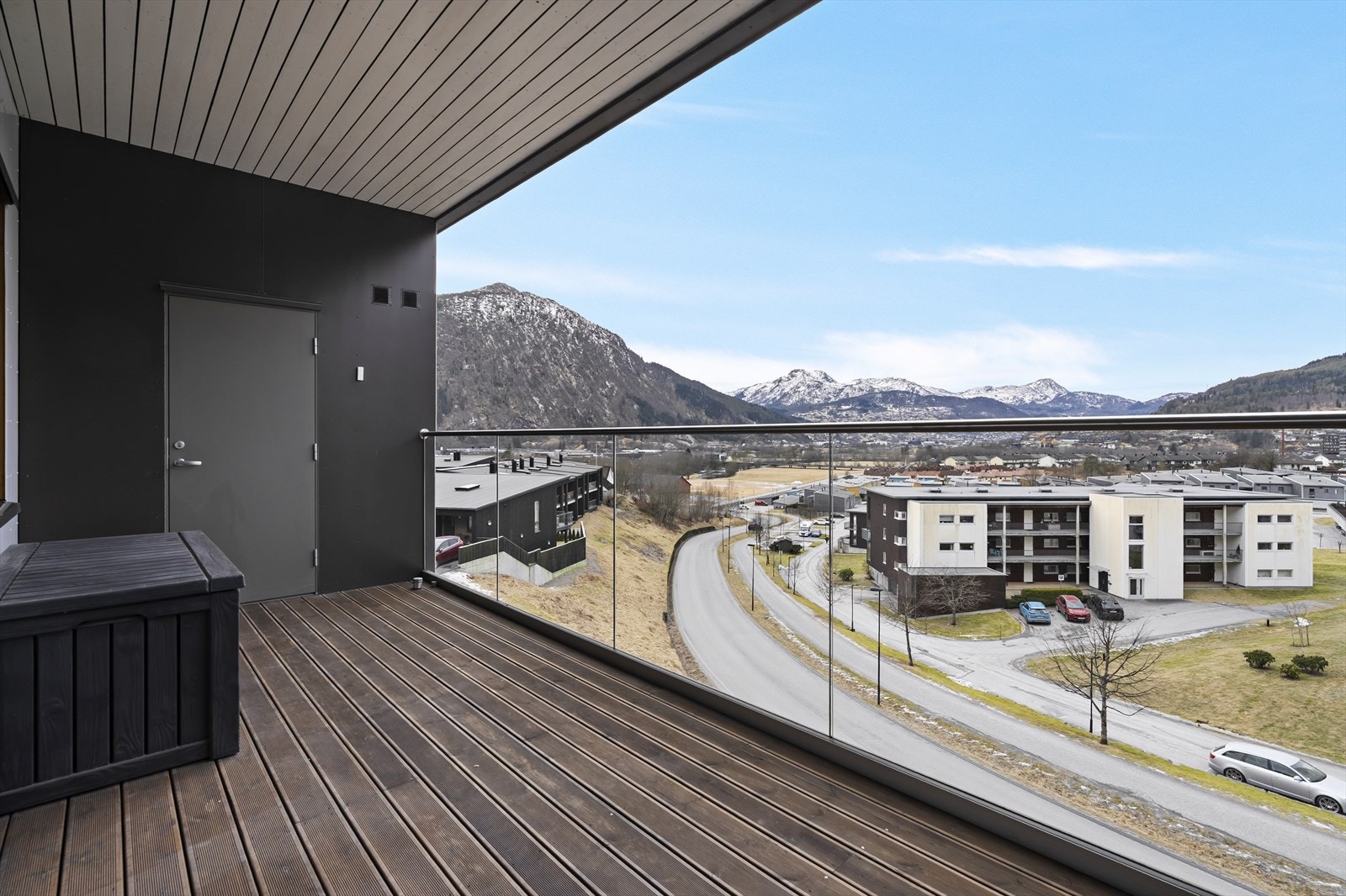 15 kvm overbygd balkong med storslagen utsikt mot Førde og svært gode soltilhøve Galleribilde