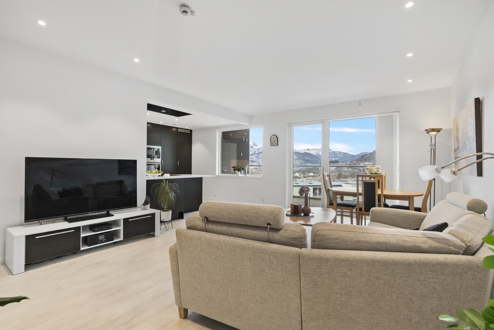 Fantastisk utsikt på Førde via store glasflater Galleribilde