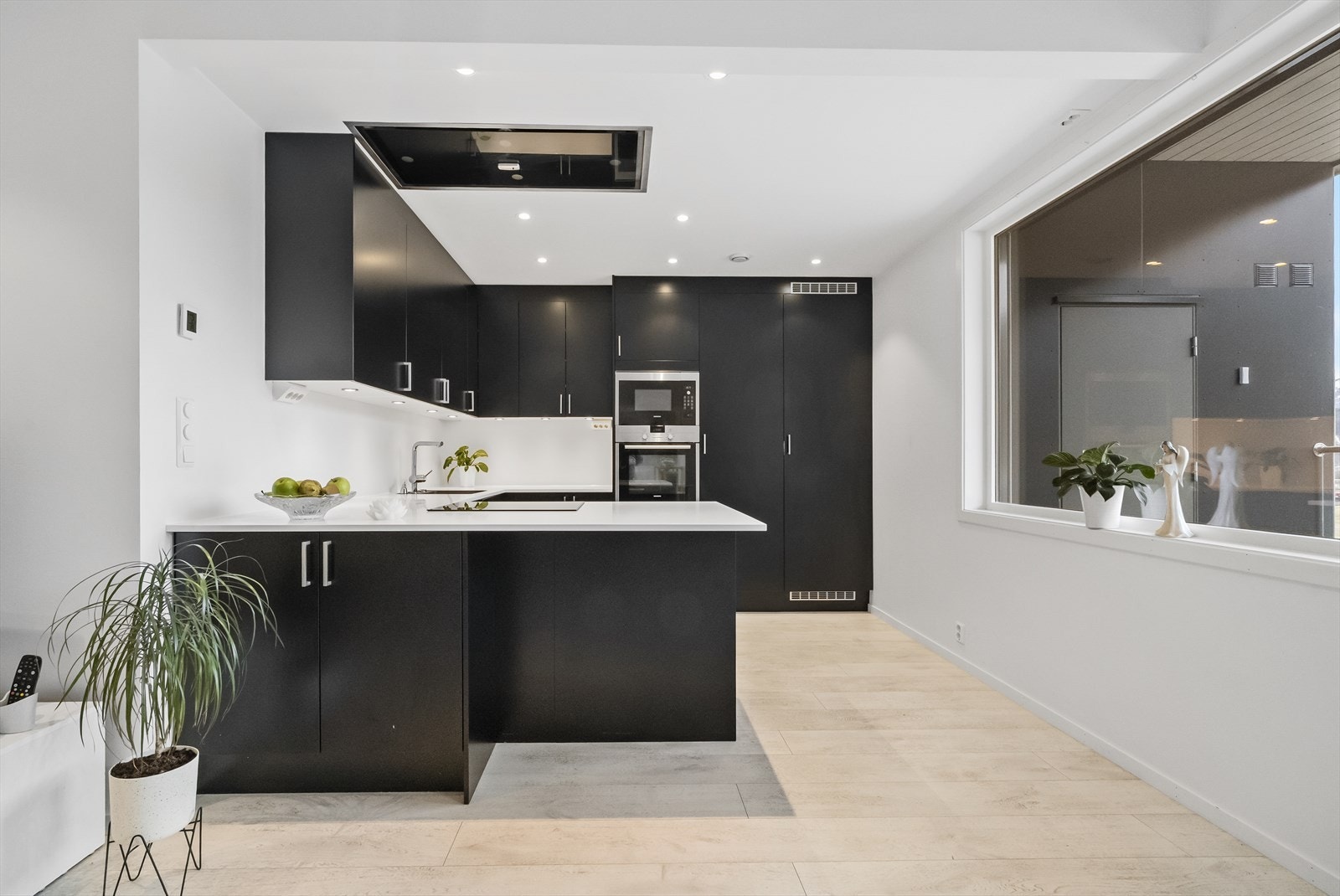 Kjøkkenet har godt med skåp- og benkeplass. Samtlege skuffer- og skåp har demping Galleribilde