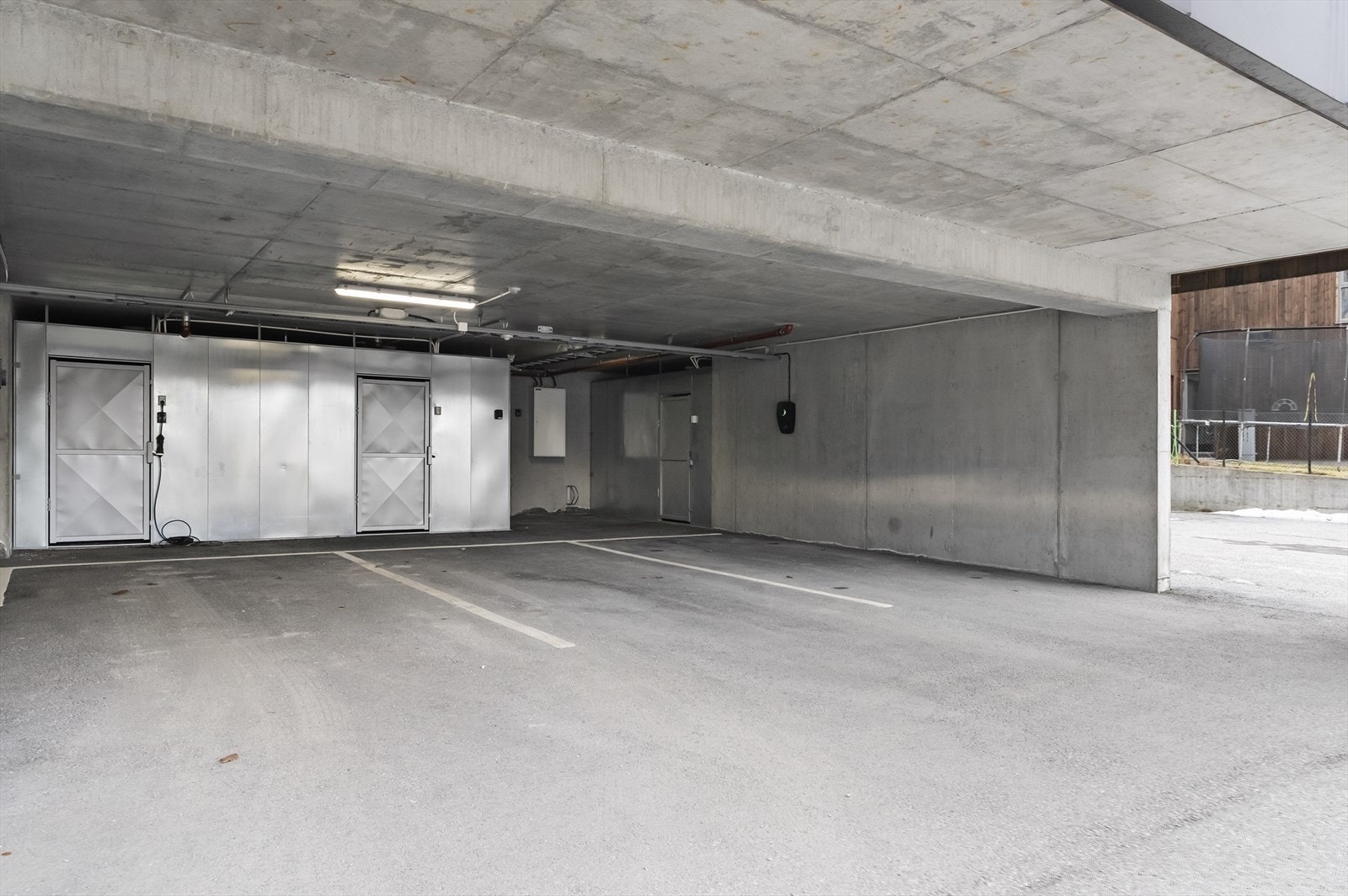 Endeparkering i carport med tilhøyrande sportsbod Galleribilde