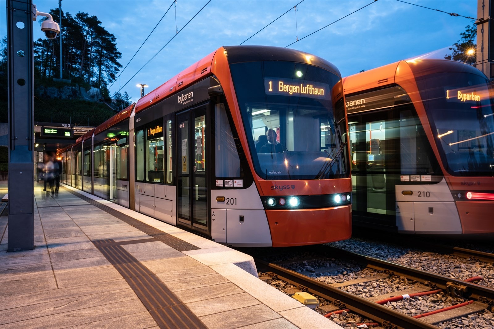 Sandslivegen bybanestopp ligger kun få minutters gange unna, og gir raske og effektive forbindelser til resten av byen. Galleribilde