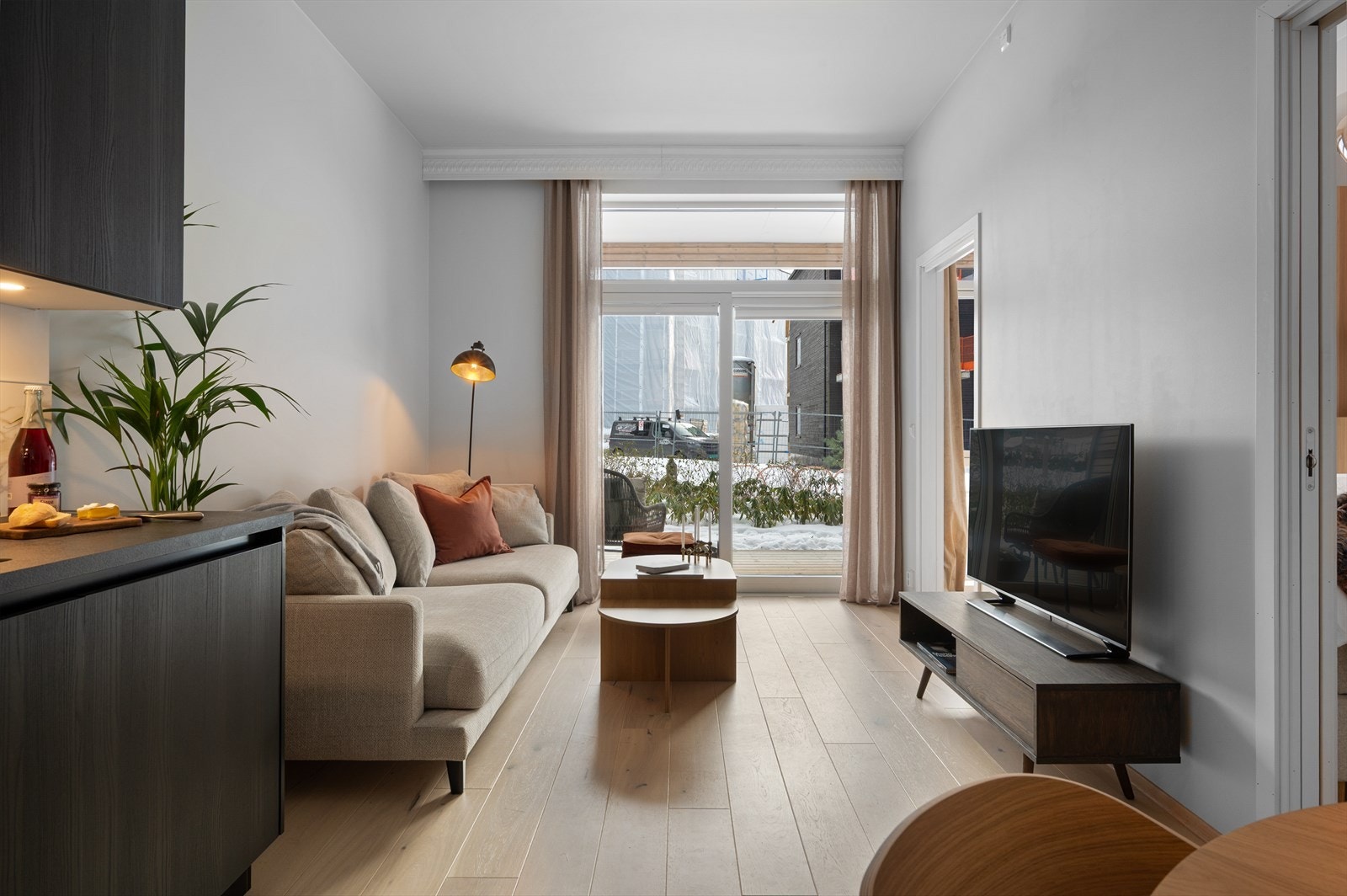 Åpen stue-/kjøkkenløsning som gir plass til både sofagruppe og spisebord. Galleribilde