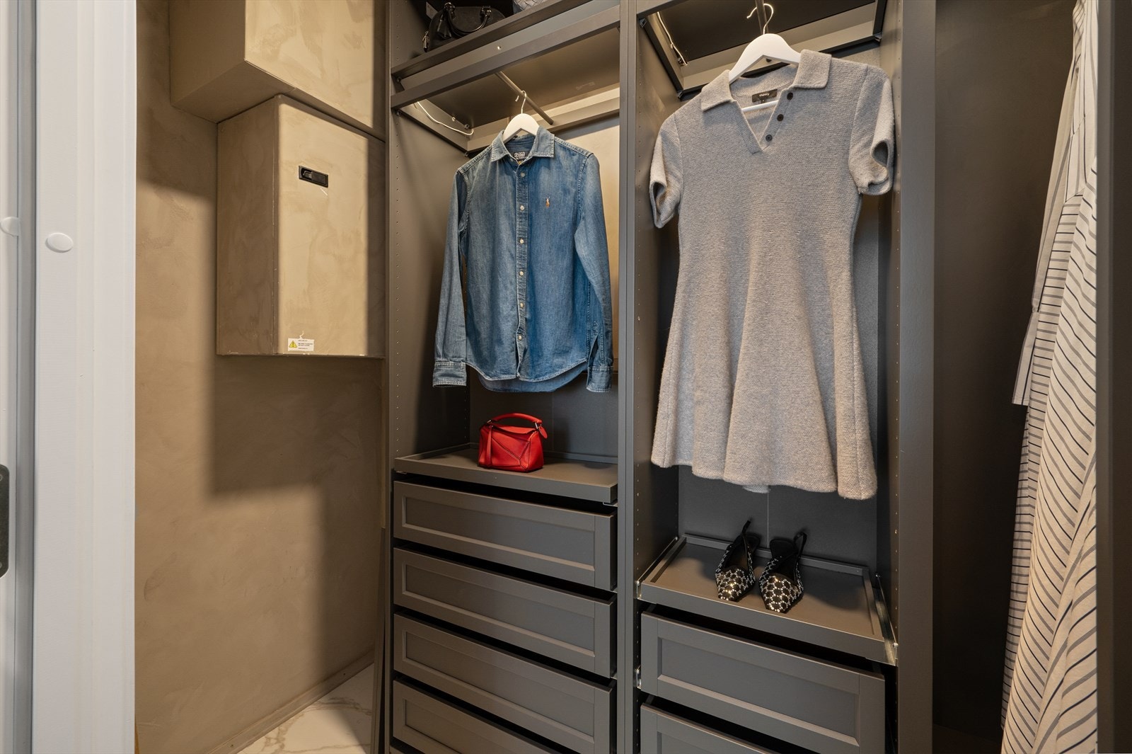 Walk-in garderoben gir ekstra komfort og god oppbevaringsplass. Galleribilde