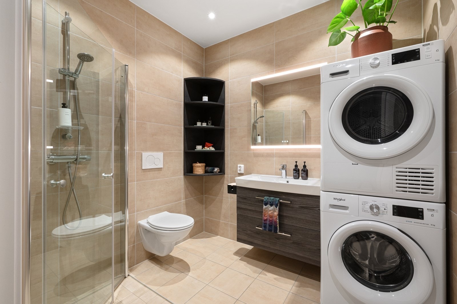 Lekkert helfliset bad med elektriske varmekabler i gulvet. Galleribilde