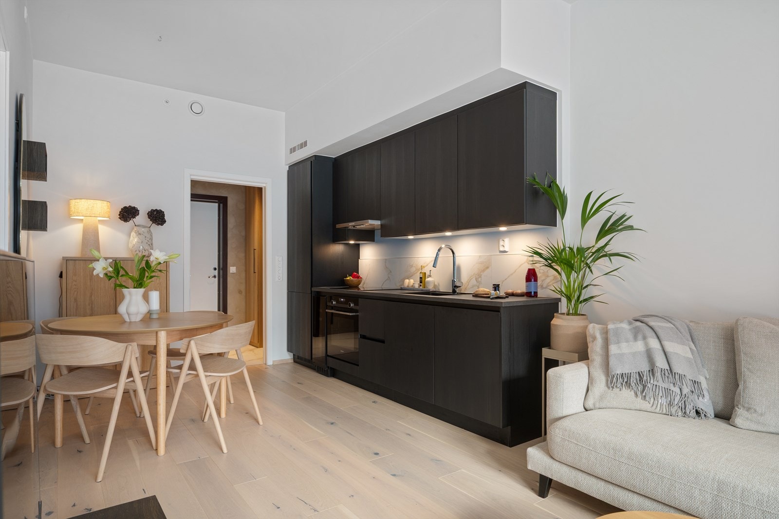 Flott kvalitetskjøkken fra HTH med glatte fronter og laminat benkeplate. Galleribilde