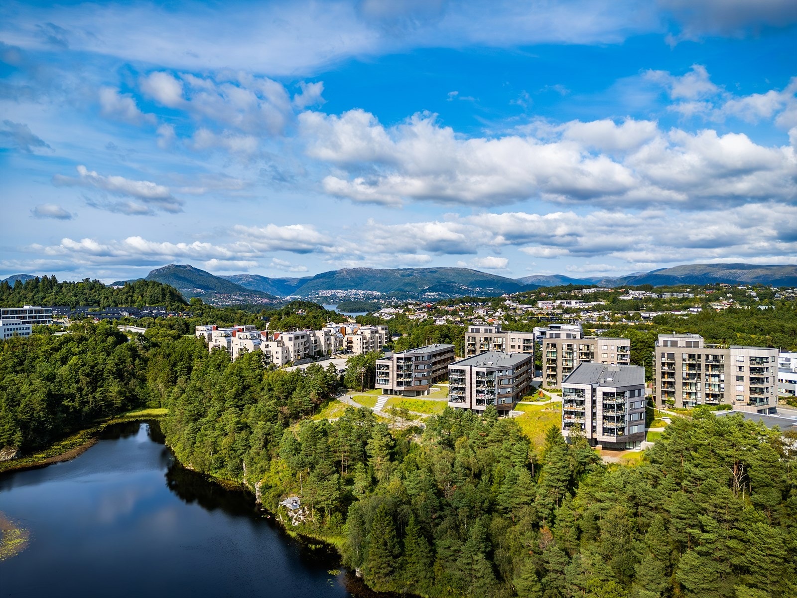 Leiligheten ligger i et nyere og rolig boligområde på Sandsli, med en god balanse mellom sentral tilgjengelighet og nærhet til natur. Galleribilde