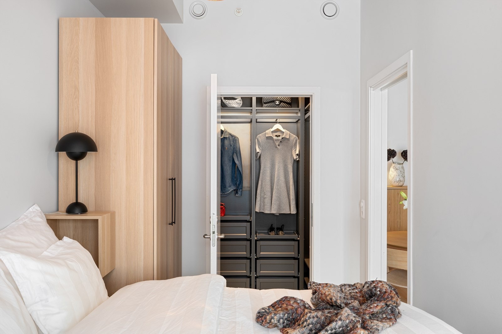 Soverommet har egen walk-in garderobe. Galleribilde