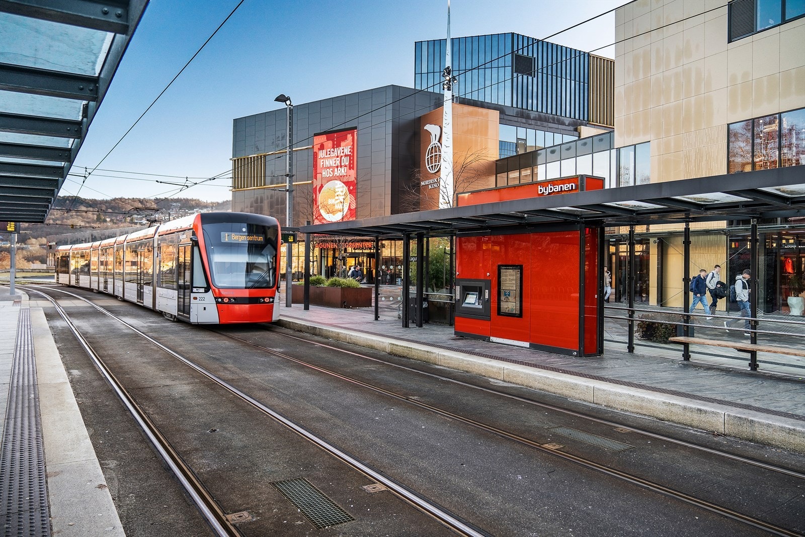 For et større handelstilbud har området svært gode kollektivforbindelser til Lagunen, Nesttun og Bergen sentrum. Galleribilde