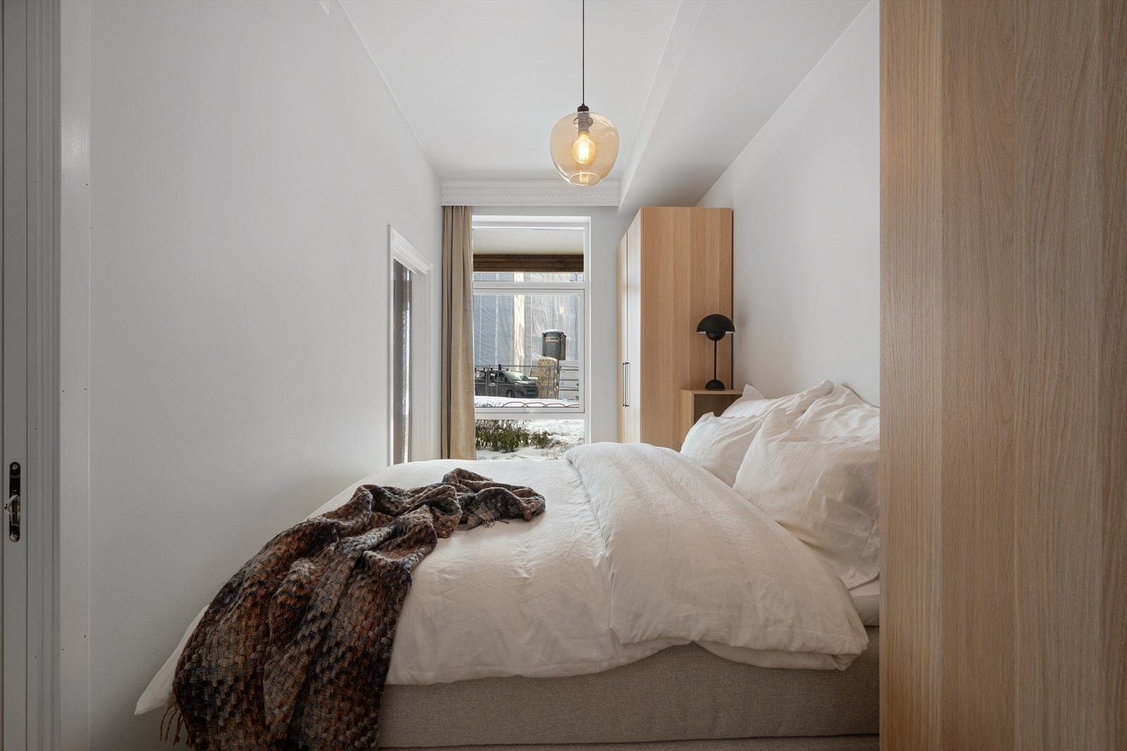 Soverommet er innredet med to garderobeskap og har god plass til dobbeltseng. Galleribilde