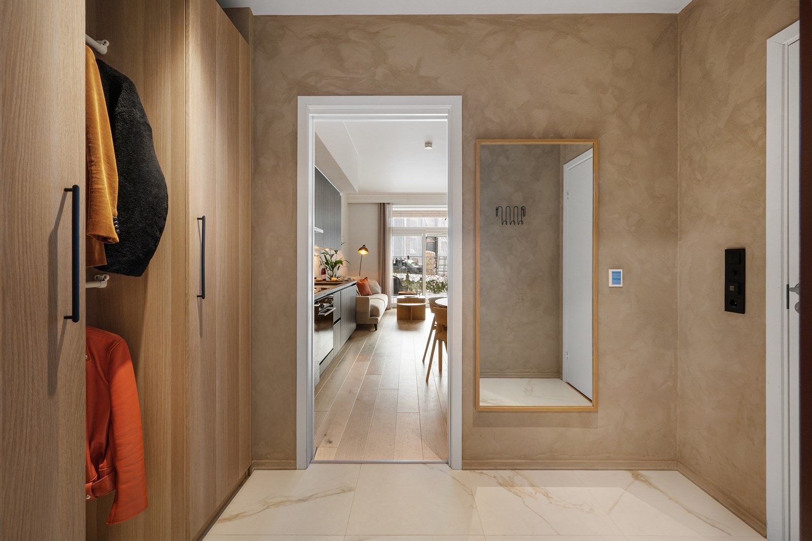 Velkommen inn - Lys og romslig entré med god plass til oppbevaring av yttertøy. Galleribilde