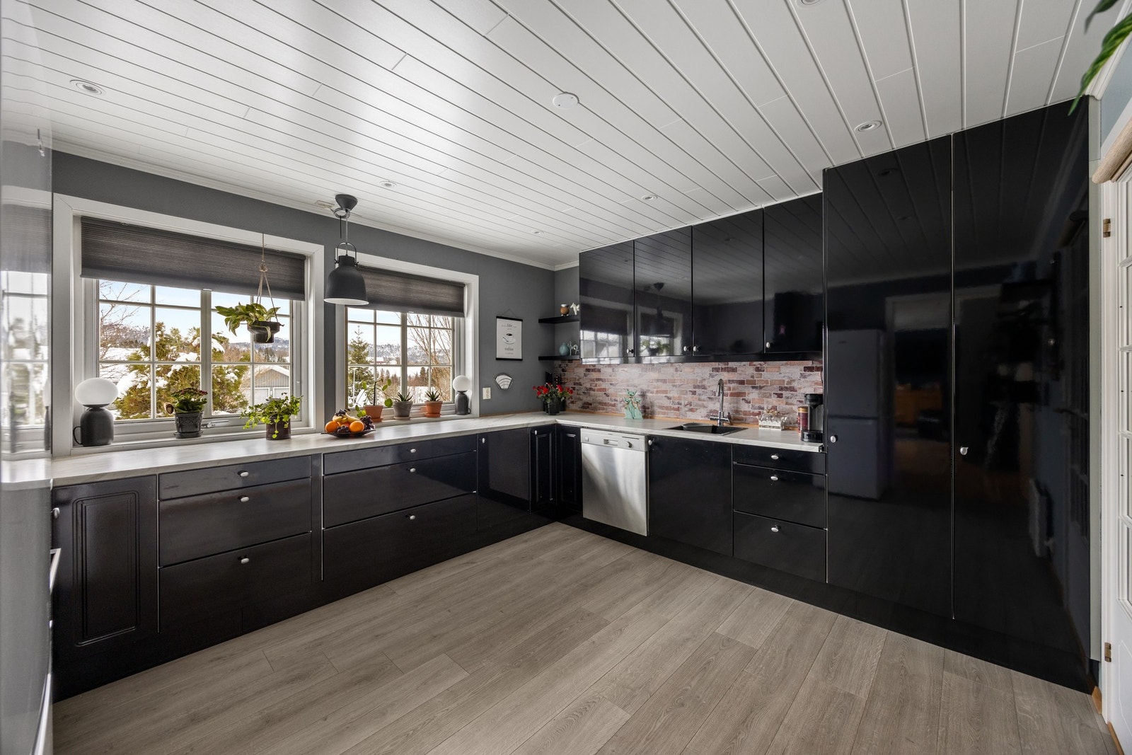 Det er godt med både benk- og oppbevaringsplass på kjøkkenet. Galleribilde