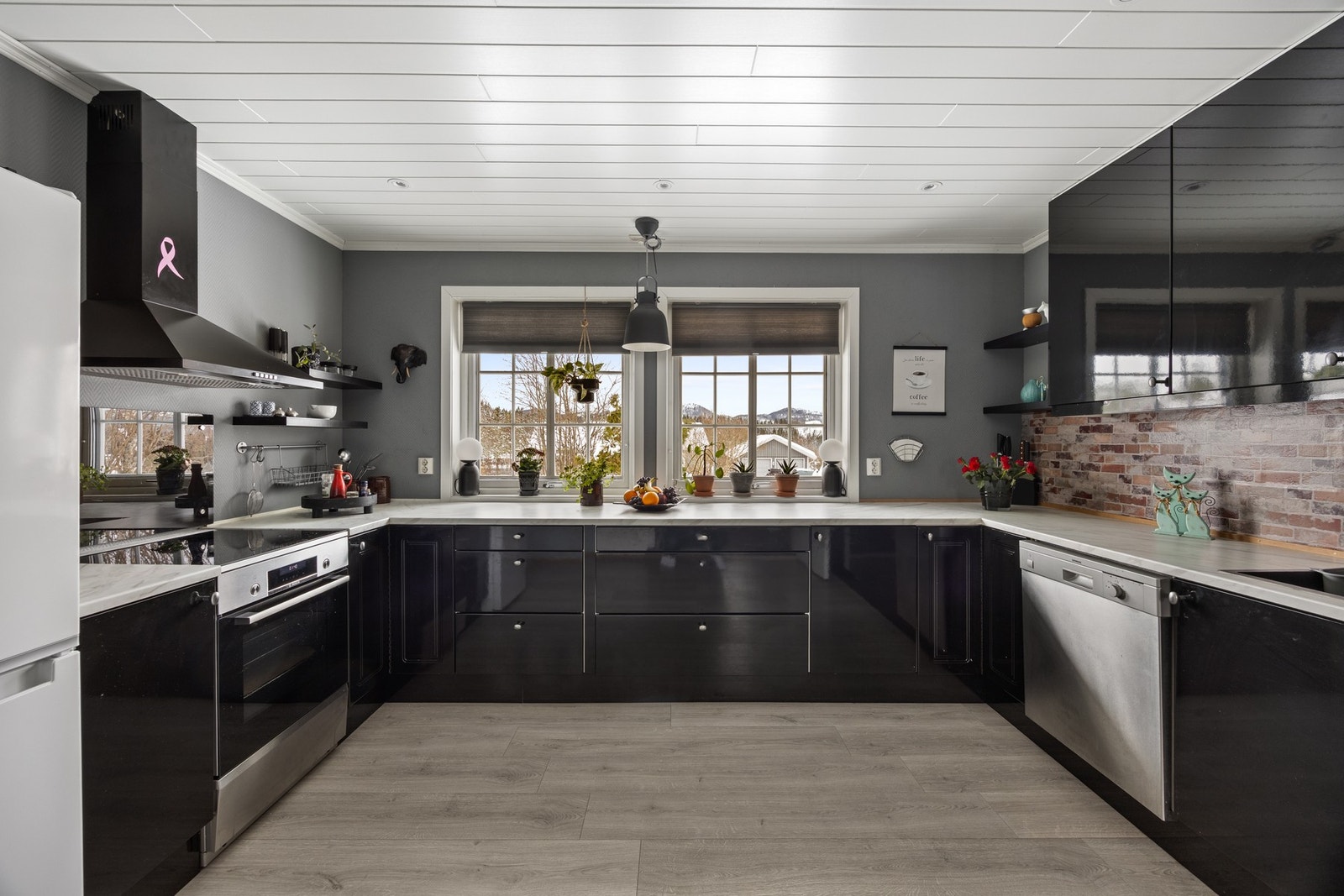 Kjøkken - 14 kvm. Pen innredning med integrert oppvaskmaskin. Galleribilde