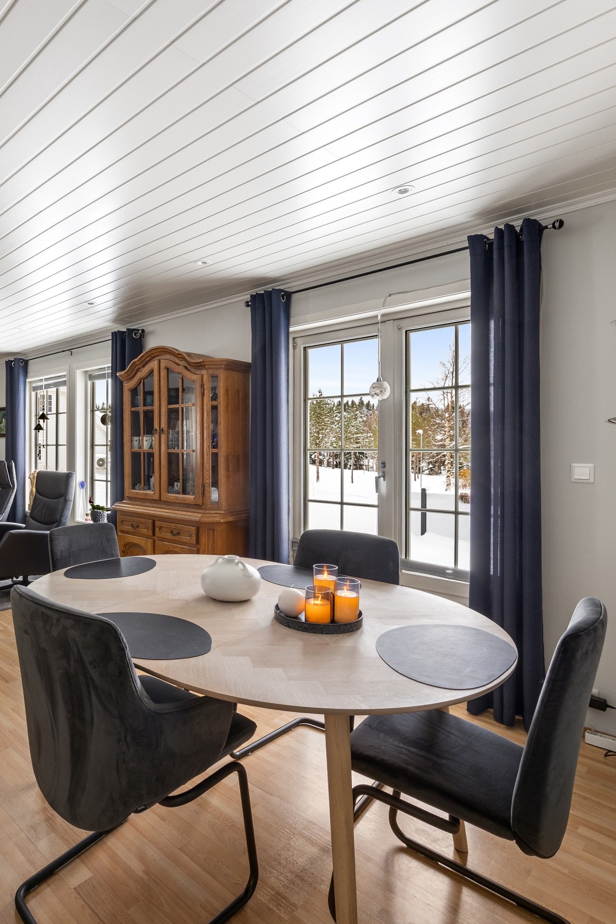 Dobbeldør ut til terrasse på ca 12 kvm. Galleribilde