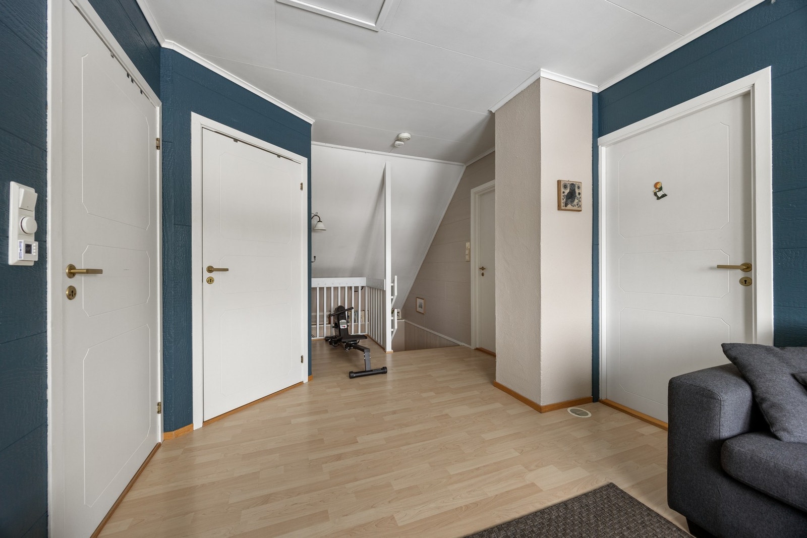 Trapp opp til loftsetasje som er innredet med tre soverom, stue og bad Galleribilde