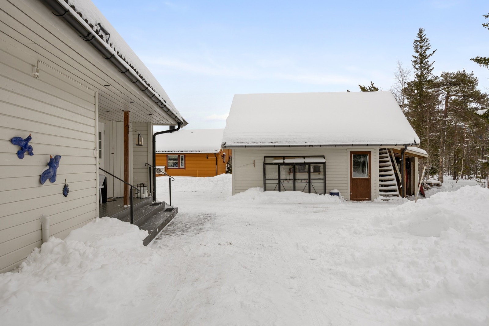 Garasjen måler 48 kvm. Parkeringsplass i 1. etg og bod på loft. Galleribilde