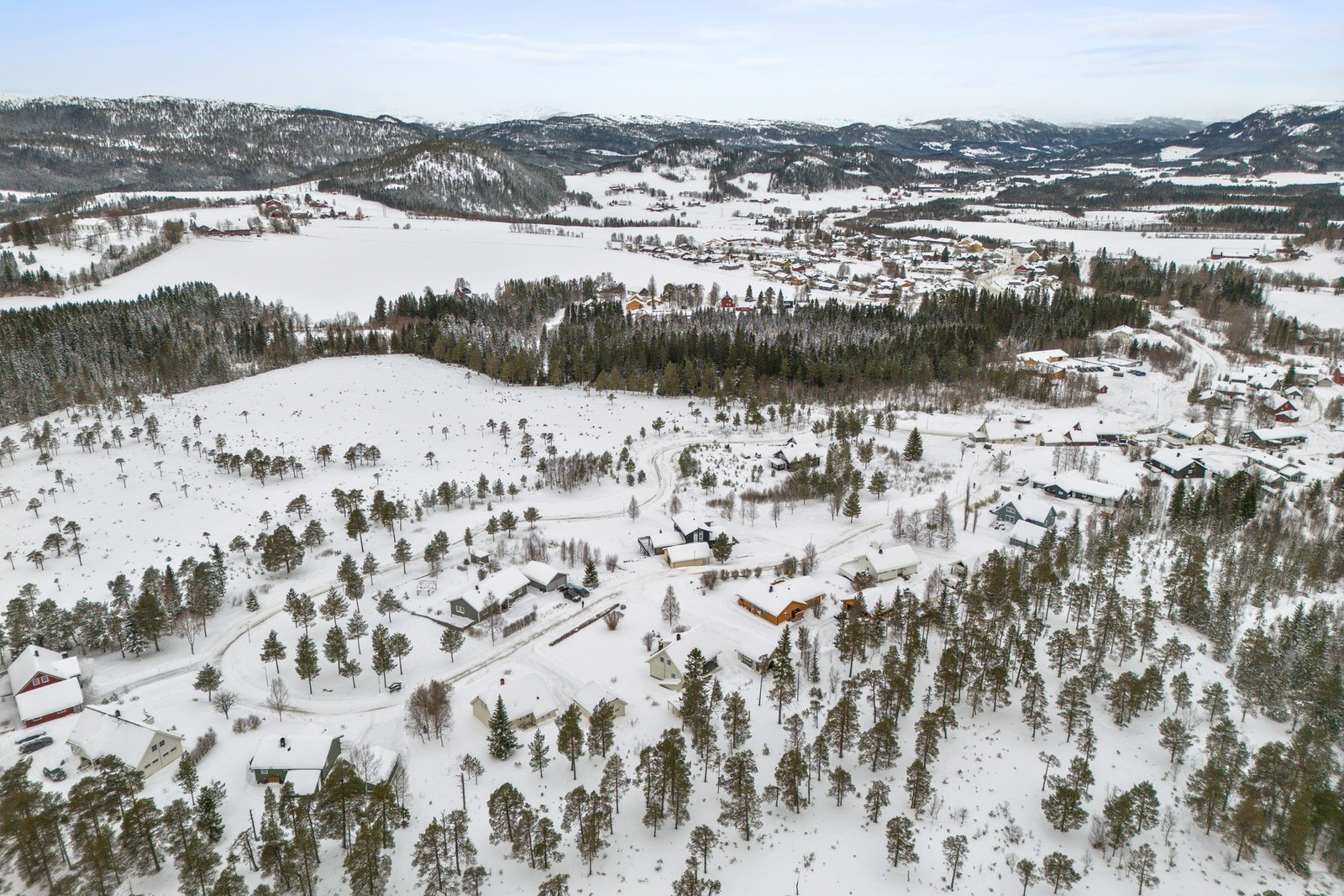 Gangavstand til sentrum med matbutikk og bensinstasjon, samt trygg gang- og sykkelvei til Namdalseid barne- og ungdomsskole som befinner seg ca 3 km fra boligen. Galleribilde