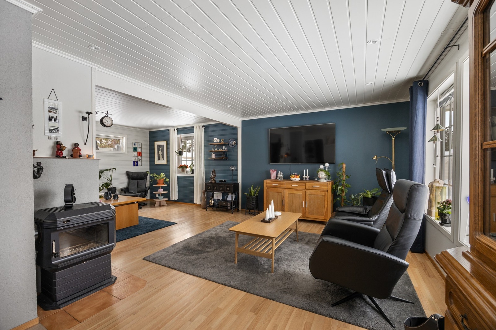 Boligen har oppvarming fra elektrisitet, varmepumpe og vedfyring Galleribilde