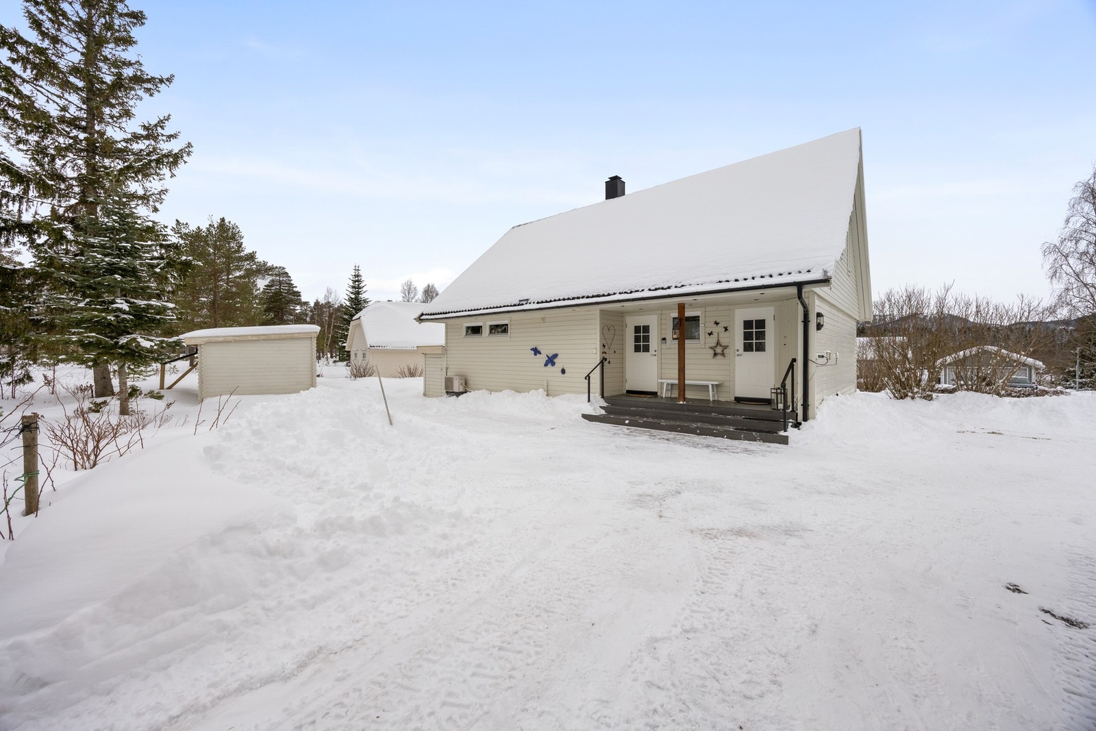 Inngangsparti. Det er dør inn til vaskerom, samt dør inn til entré. Galleribilde