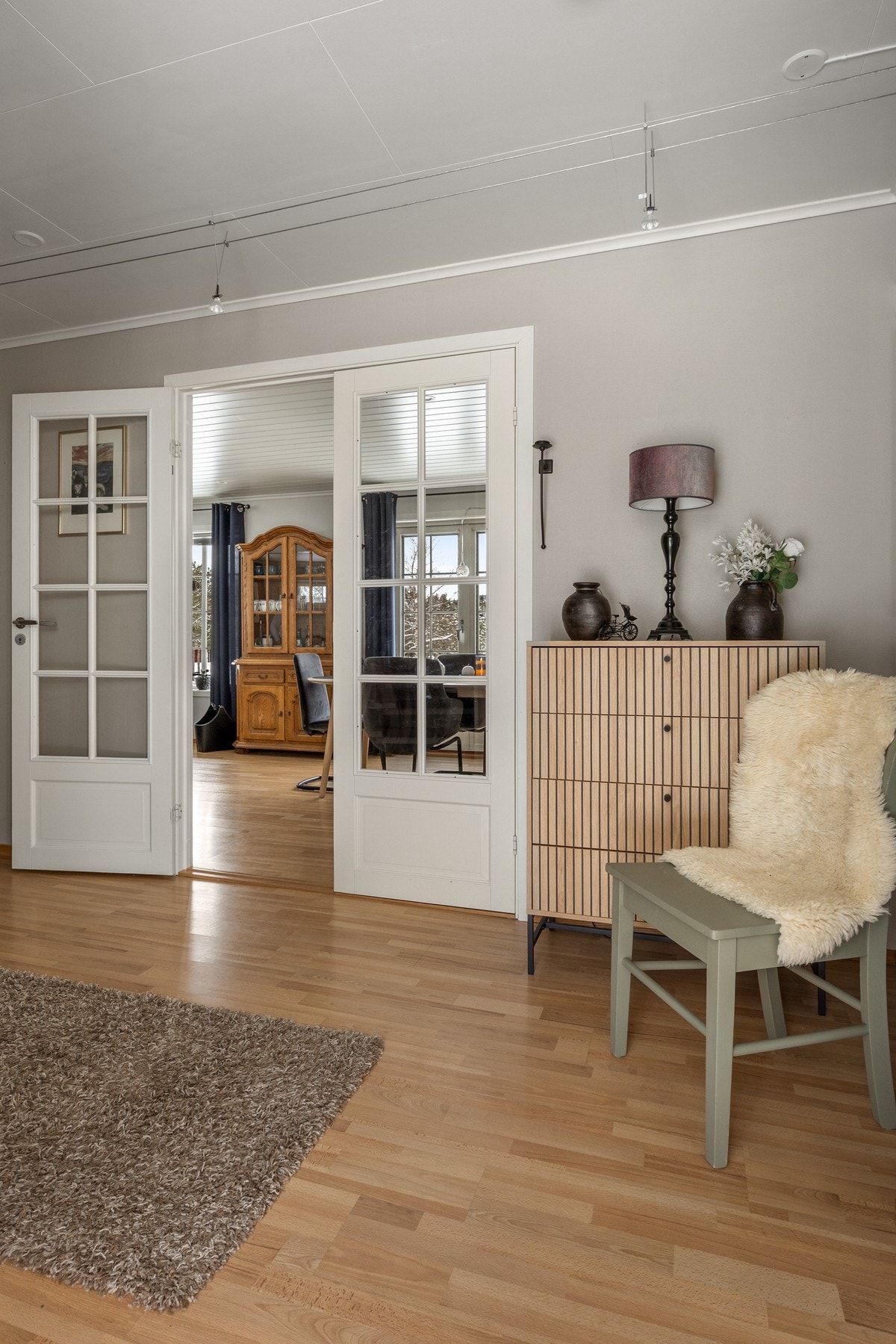 Dobbeldørene leder videre inn i en romslig stue Galleribilde