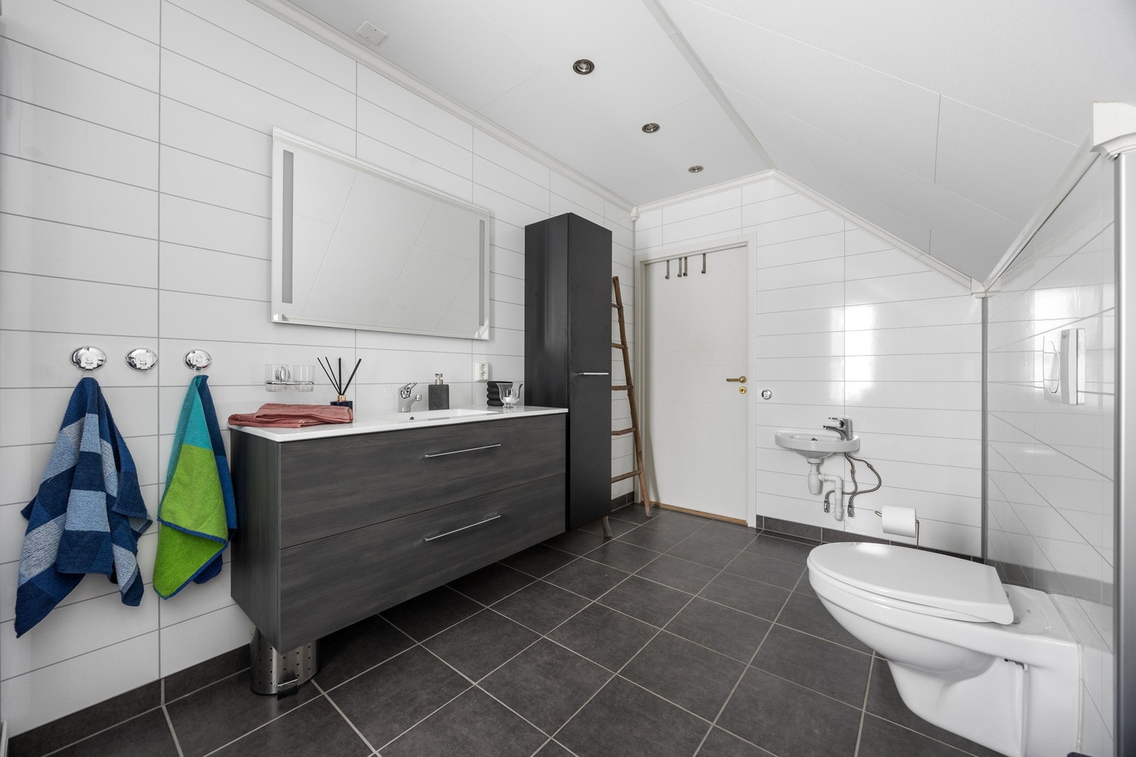 Flislagt gulv med varme og downlights i taket. Galleribilde