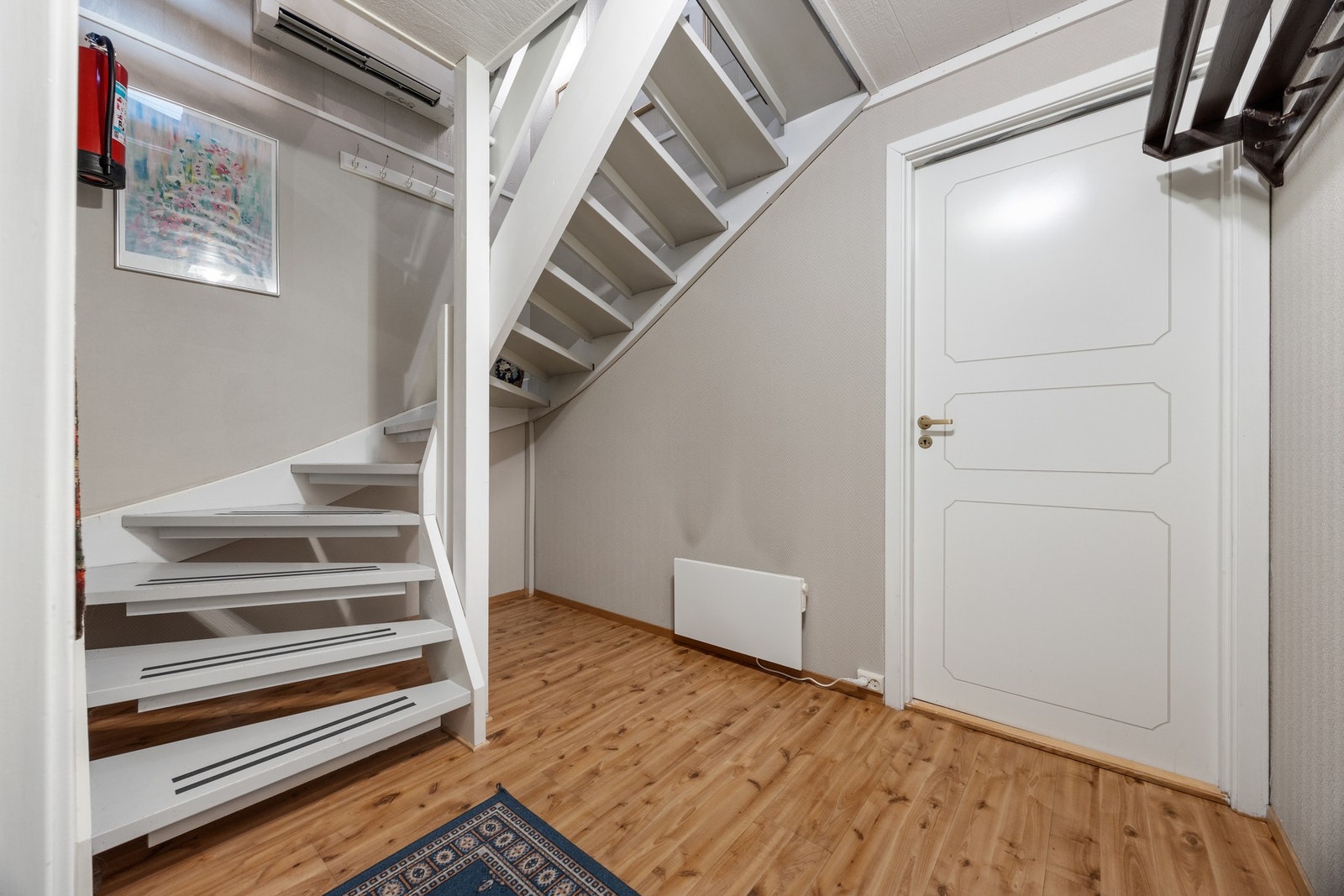 Trapp ned til kjeller som er innredet med fire bodrom. Galleribilde